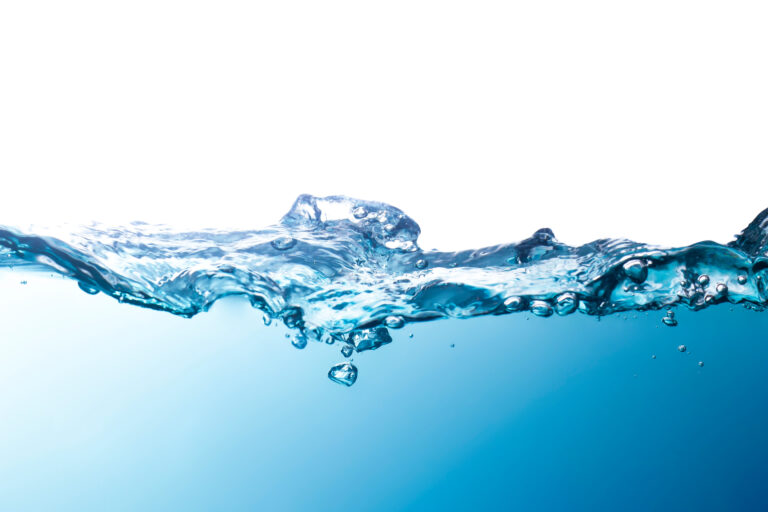 Blaue Wasserwelle vor hellem Hintergrund