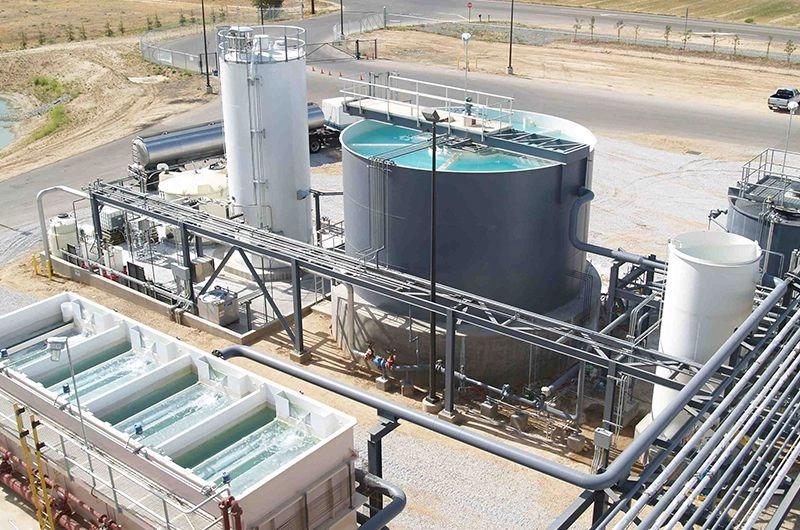 Tanks einer industriellen Anlage zur Abwasserbehandlung