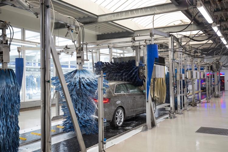 Automatische Fahrzeugreinigung in einer Waschanlage