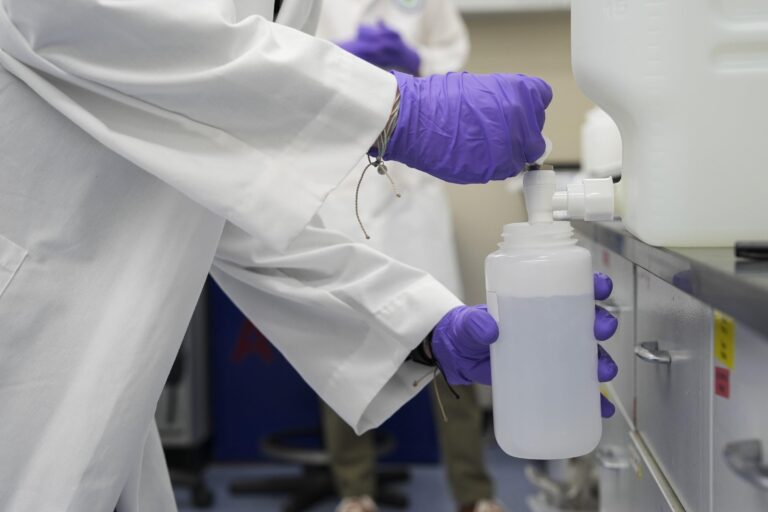 Laboruntersuchung einer Wasserprobe auf PFAS