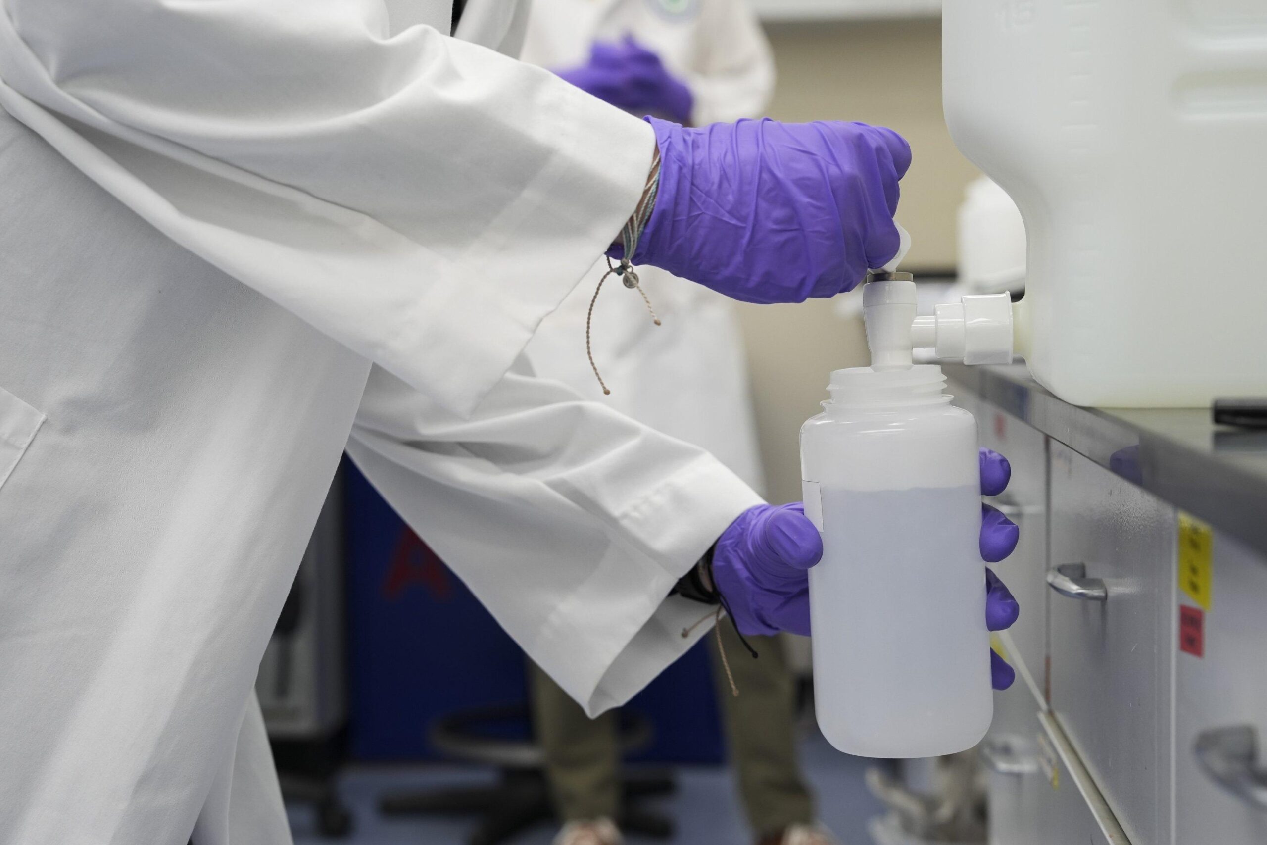 Laboruntersuchung einer Wasserprobe auf PFAS
