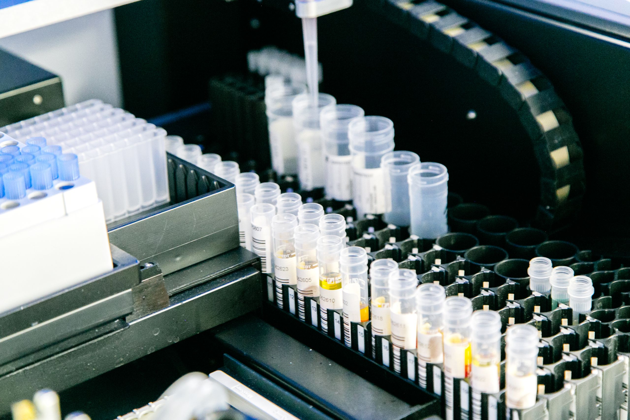 Automatische Abfüllung von Behältern in der Pharmaindustrie