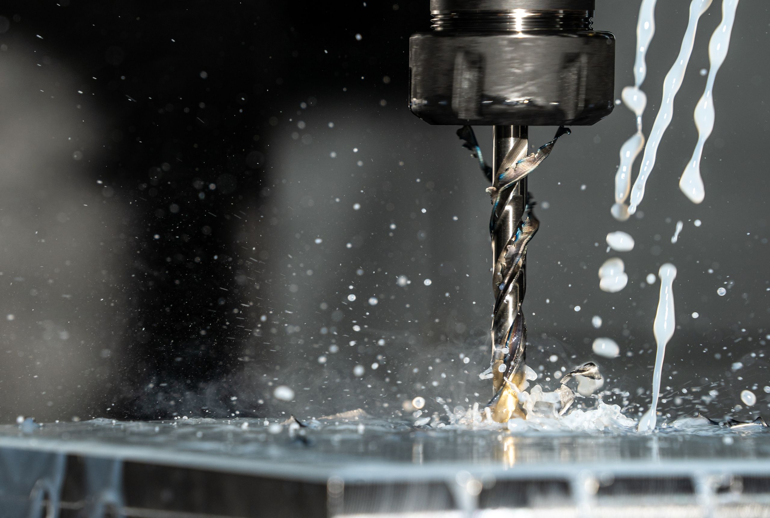 Metallbearbeitung mit Kühlschmierstoff an einer Werkzeugmaschine