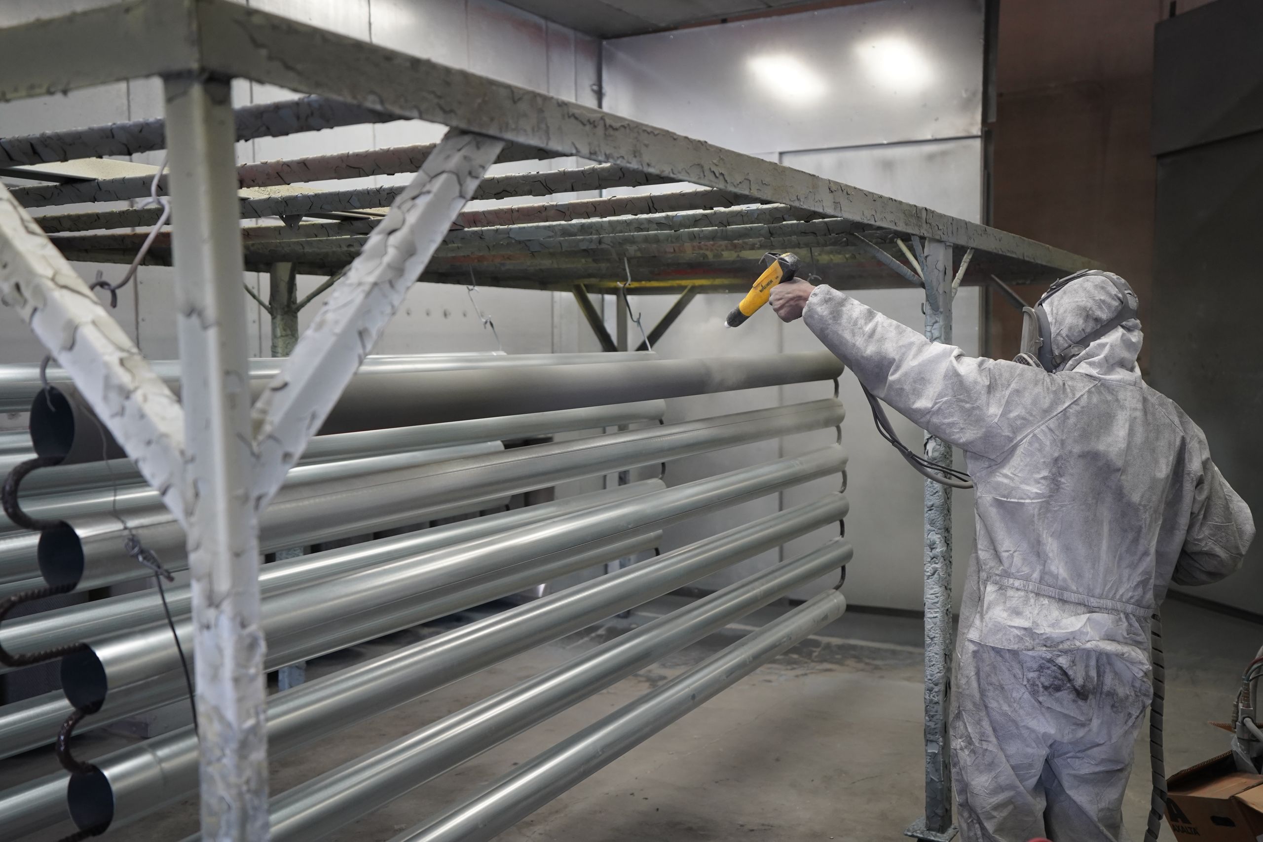 Mitarbeiter bei der industriellen Oberflächenbehandlung