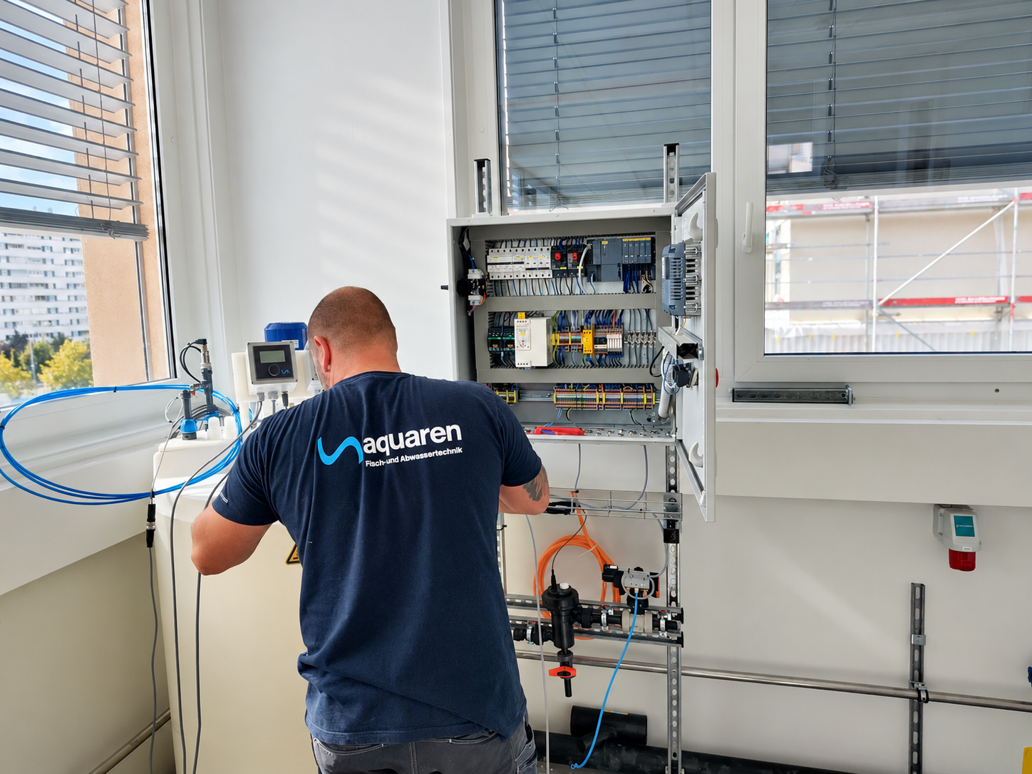 Service-Mitarbeiter, der eine Inbetriebnahme einer Neutralisation durchführt
