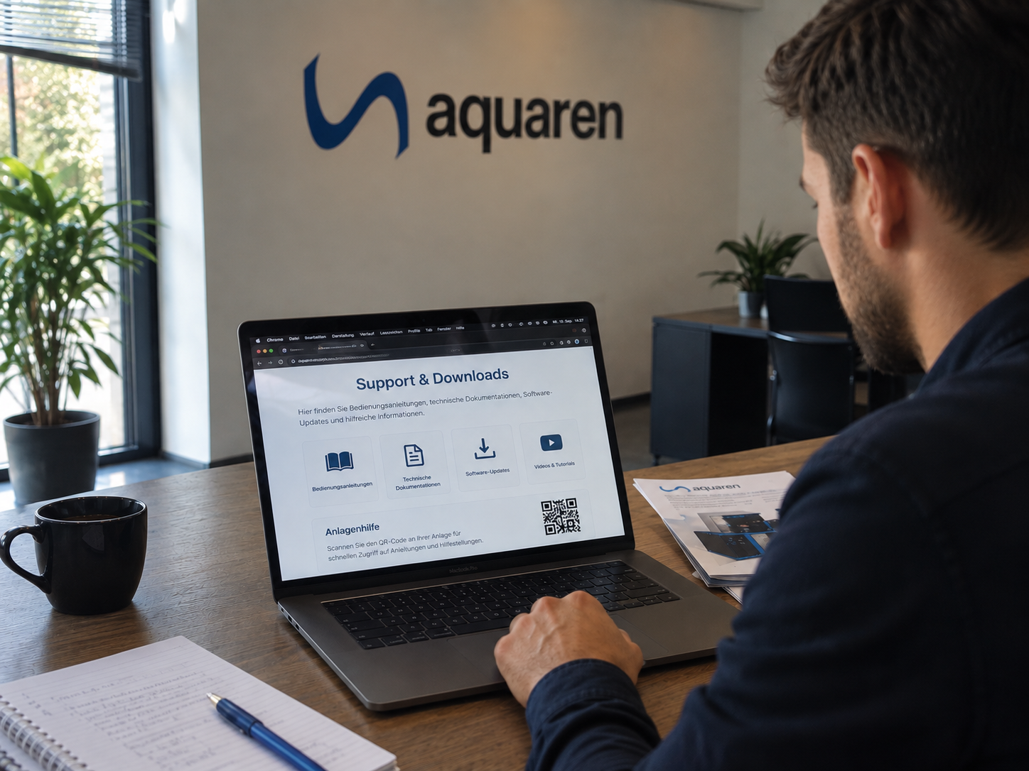 Service-Mitarbeiter, der auf seinem Laptop die Aquaren Support-Seite anschaut